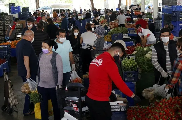 Sokağa çıkma yasağının sona ermesinin ardından Antalya'da pes dedirten görüntü