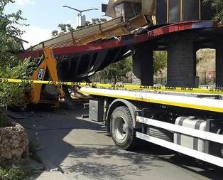 Üzerinde restoran olan üst geçit çöktü