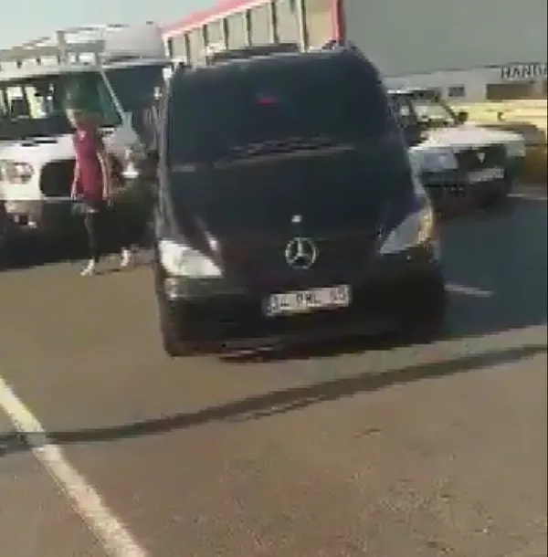 cakarli-aracla-durdugu-dadas-arasi-6-yerinden-bicakladigi-iddia-edilen-muhammet-enes-uysalin-34-yil-hapsi-istendi-1617197929085.jpg Çakarlı araçla durduğu Dadaş Aras'ı 6 yerinden bıçakladığı iddia edilen Muhammet Enes Uysal'ın 34 yıl hapsi istendi-5