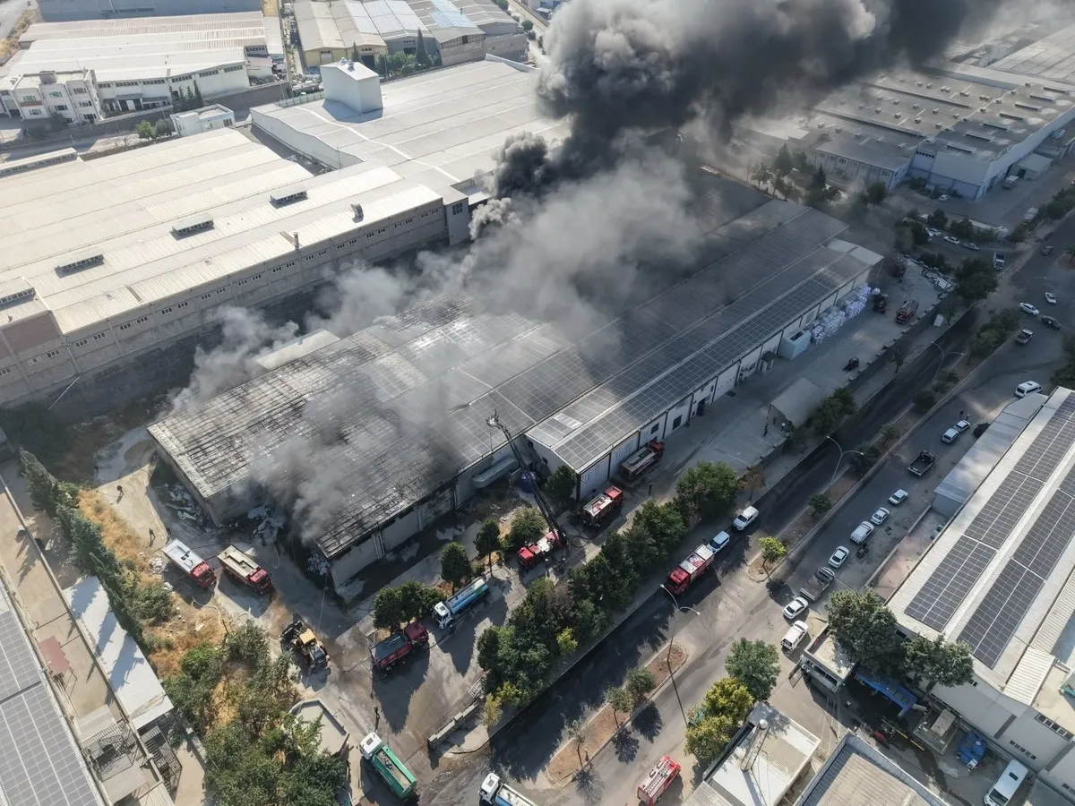 1786437263585.jpeg Gaziantep'te tekstil fabrikasında korkutan yangın: 34 araç ve 80 personelle müdahale ediliyor-4