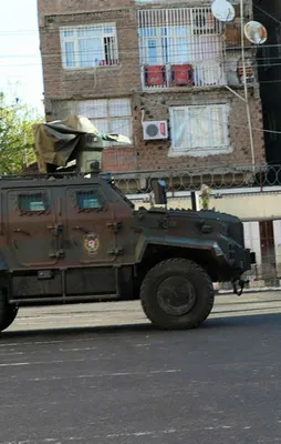 Diyarbakırda oy kullanılan okulda silahlı kavga!