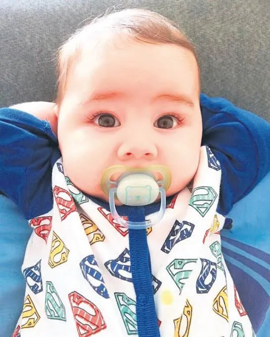 otizmli-yuzucu-tuna-tunca-sakiz-adasini-adeta-yardi-gecti-11-kilometrelik-mesafeyi-2-saat-44-dakikada-asti-1651097045309.jpeg Otizmli yüzücü Tuna Tunca Sakız Adası'nı adeta yardı geçti! 11 kilometrelik mesafeyi 2 saat 44 dakikada aştı-11