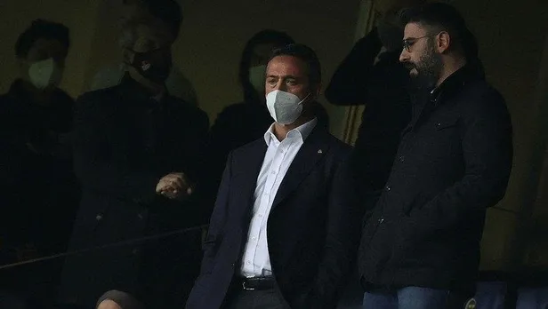 fenerbahcede-isyan-var-tribunlerden-yonetim-istifa-sesleri-yukseldi-futbolcular-isliklandi-1636313024960.jpeg
