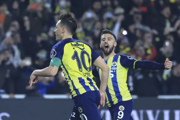 fenerbahcede-kadro-disi-birakilan-mesut-ozile-bir-sok-daha-geldi-1655213984465.jpg