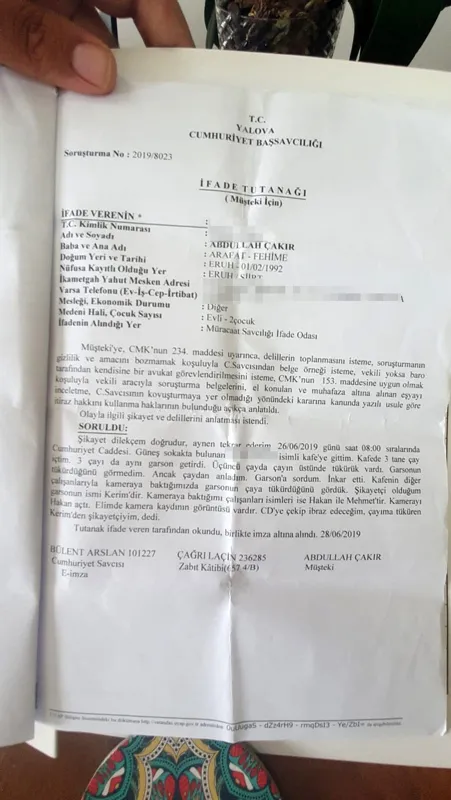 Kahvehanede çayına tükürüldüğü iddiasıyla şikayetçi oldu! İşte o iğrenç görüntüler-1
