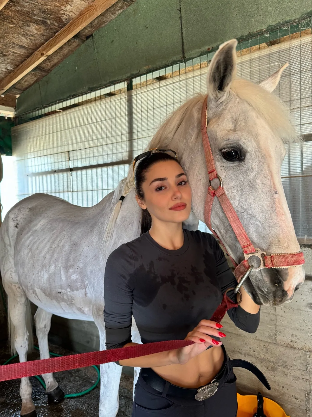 1788707598025.jpg Hande Erçel’in acı günü: “Oğlum” dediği atı İki Kardeş’e veda etti-5