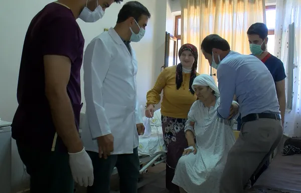 diyarbakirda-72-yasindaki-kadin-korona-nedeniyle-15-yil-hastaneye-gitmedi-uylugundaki-5-kiloya-ulasan-tumor-ameliyatla-alindi-1624006134205.jpg Diyarbakır'da 72 yaşındaki kadın korona nedeniyle 1,5 yıl hastaneye gitmedi! Uyluğundaki 5 kiloya ulaşan tümör ameliyatla alındı-12