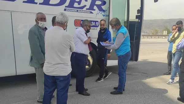 koronaviruslu-kadin-biletsiz-bindigi-otobuste-seyahat-ederken-yakalandi-firmaya-da-ceza-kesildi-1632379835018.jpg Koronavirüslü kadın biletsiz bindiği otobüste seyahat ederken yakalandı! Firmaya da ceza kesildi-2