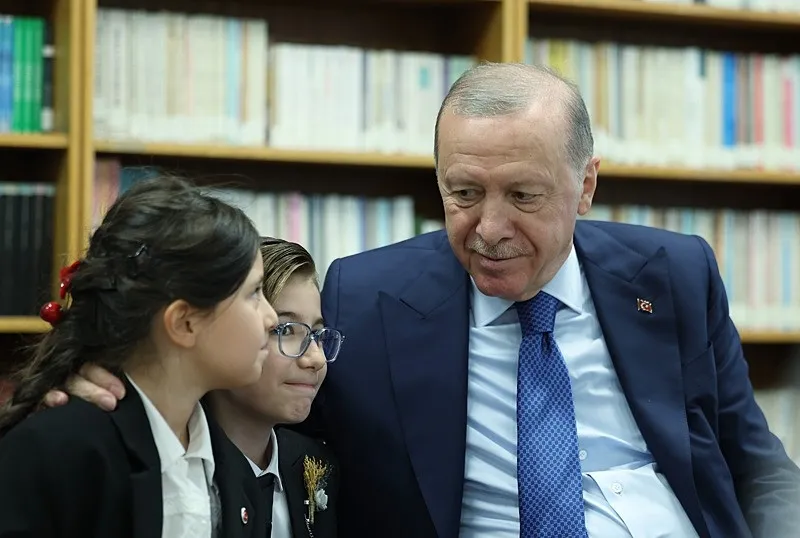 baskan-erdoganin-cocuklarin-soyledigi-cayelinden-oteye-turkusune-eslik-etti-1789403963790.jpeg Başkan Erdoğan’ın çocukların söylediği Çayeli'nden Öteye türküsüne eşlik etti-6