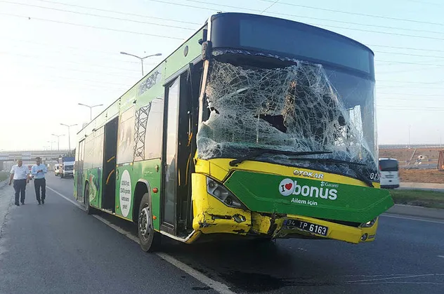 İstanbul'da feci kaza! İETT otobüsü minibüse çarptı yaralılar var