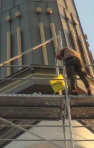 Taksim'de intihar girişimi! Film gibi izlediler...