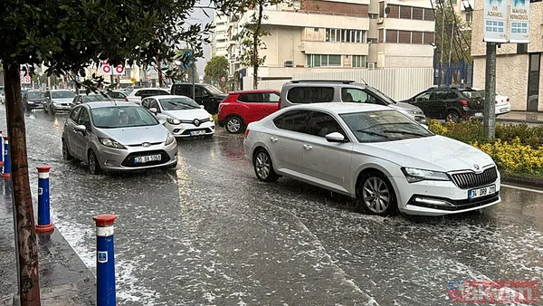 İzmir'de kent merkezi sularla doldu: Ağaçlar devrildi, araçlar gidemedi | Sokakta 2 kişi elektrik akımına kapılarak hayatını kaybetti - 15