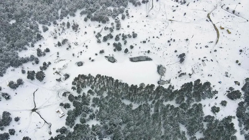 Ankara'nın yüksek kesimleri karla kaplandı.