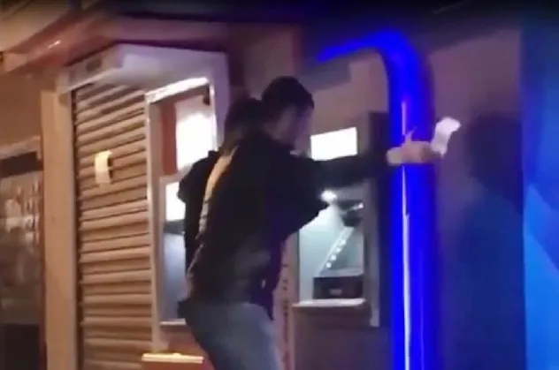 Halay çeken ATM hırsızları yakalandı! Akılalmaz görüntüler: Çaldıkları paraları böyle çektiler