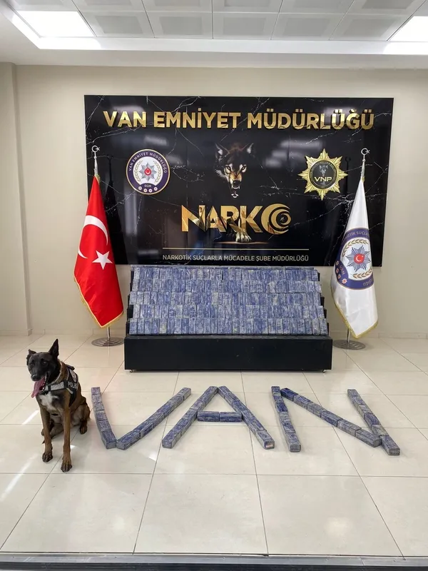 vanda-bir-haftada-357-kilo-uyusturucu-ele-gecirildi-1634537739935.jpg Van’da son bir haftada 357 kilo uyuşturucu yakalandı-2