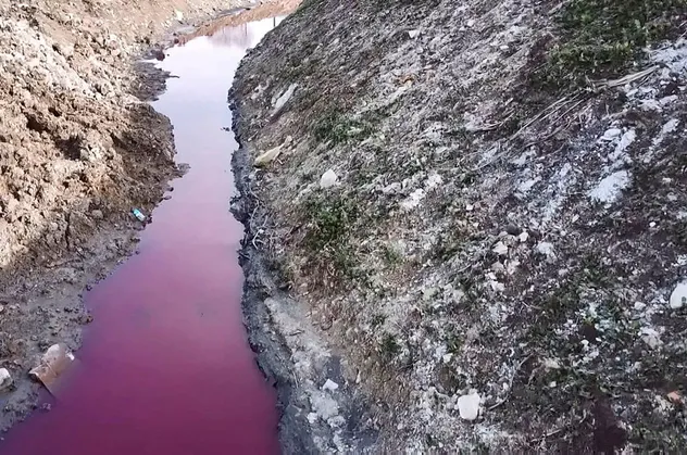 İstanbul'da korkutan görüntü! Dere kırmızıya boyandı