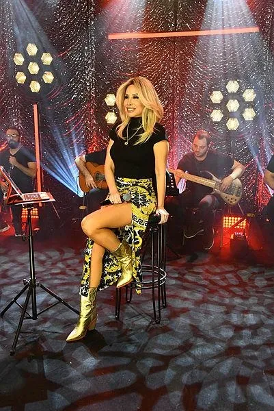 Photoshop’u abartan Linet göbek deliğini yok etti!-5
