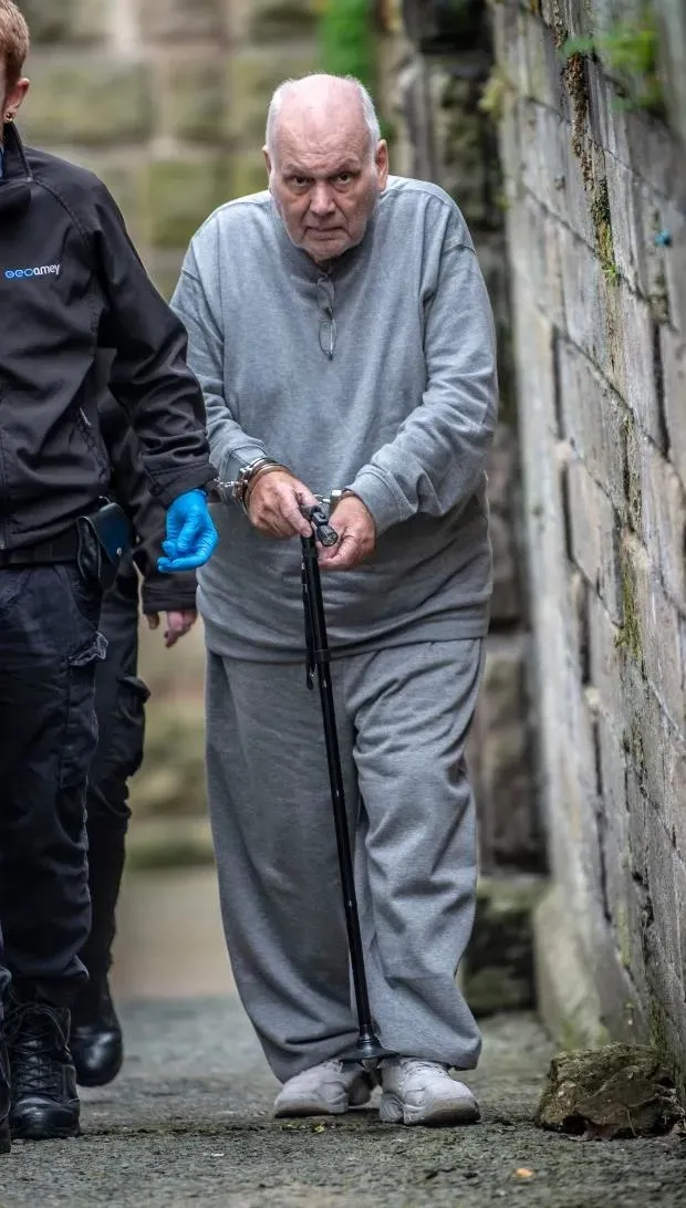 1712074687581.jpeg 27 yıldır aranıyordu! İngiltere'nin "en çok arananlar" listesindeki pedofili sapık Richard Burrows, Heathrow Havalimanında yakalandı-5
