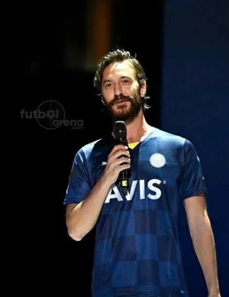 fenerbahce-forma-lansmaninda-ece-seckin-sahne-aldi-unluler-gecidi-yasandi-sarp-akkaya-afra-saracoglu-sarp-can-1658247447219.jpg Fenerbahçe forma lansmanında Ece Seçkin sahne aldı! Ünlüler geçidi yaşandı! Sarp Akkaya, Afra Saraçoğlu, Sarp Can Köroğlu...-5