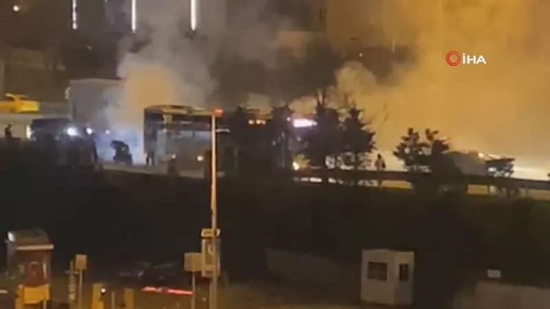 Son dakika: Yine bir İETT klasiği! Maltepe'de bir İETT otobüsünden dumanlar yükseldi! Yolcular tahliye edildi-3