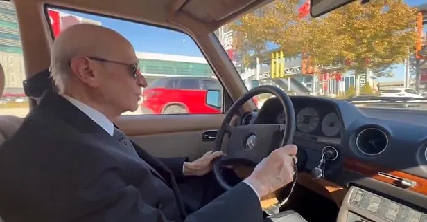 MHP Genel Başkanı Devlet Bahçeli, klasik otomobiliyle Ankara'yı gezdi