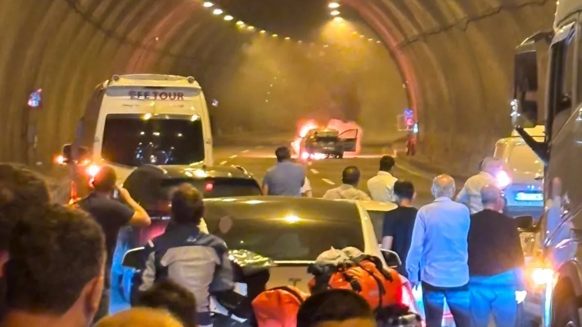 Bolu Dağı Tüneli'nde alev alıp yanan otomobil yolu ulaşıma kapattı