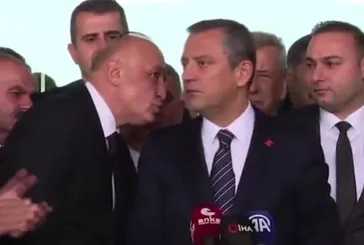 Özgür Özel’den sahnede fırça