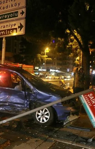 Son dakika: Kadıköy'de iki otomobil çarpıştı, 3 kişi yaralandı