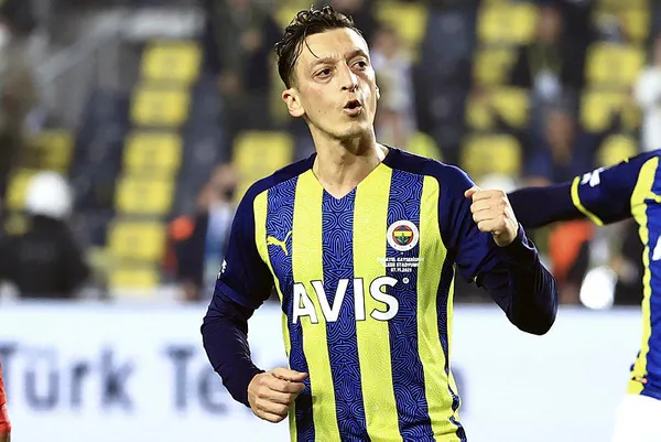 1637155646304.jpg Galatasaray - Fenerbahçe derbisi öncesi Mesut Özil'den taraftara çağrı-5