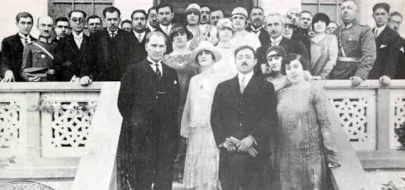 Afganistan Kralı Emanullah Han ve Kraliçe Süreyya Türkiye'ye geldi. Bu ziyaret bir hükümdarın ilk resmî Türkiye ziyaretiydi ve benzeri görülmeyen törenlerle karşılama yapıldı.