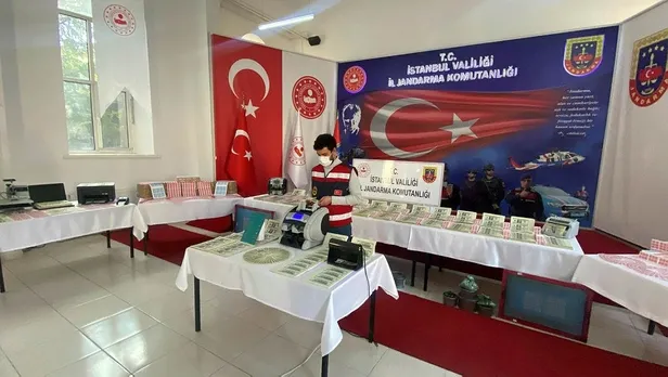 İstanbul'da 40 bin sahte 100 dolar ile 500 bin İngiltere Kraliyet pulu ele geçirildi-4