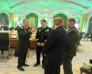 DEAŞ toplantısında dikkat çeken kare!