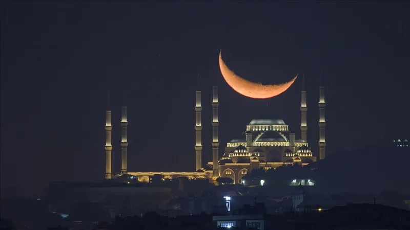 arefe-ve-bayramda-oruc-tutulur-mu-diyanete-gore-ramazan-bayraminda-oruc-tutmak-gunah-mi-1743077833982.jpg (Takvim Foto Arşiv)