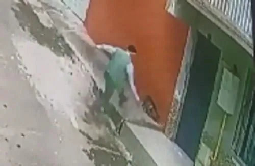 sok-goruntuler-kediye-keserle-saldirdi-1701783059965.jpeg Şok görüntüler: Kediye keserle saldırdı-2