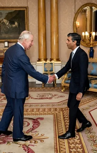 İngiliz basınından yeni Başbakan Sunak'a karşılama: 'Kısa boyu liderler' kulübünün son üyesi