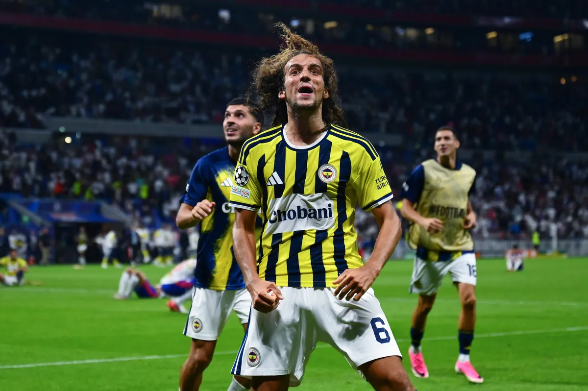 fenerbahce-besiktas-derbisinin-muhtemel-11leri-ismail-kartal-ve-vincenzo-italianonun-kadro-tercihleri-1788560963847.jpg Fenerbahçe'nin Fransız yıldızı Guendouzi UEFA'dan ceza aldı