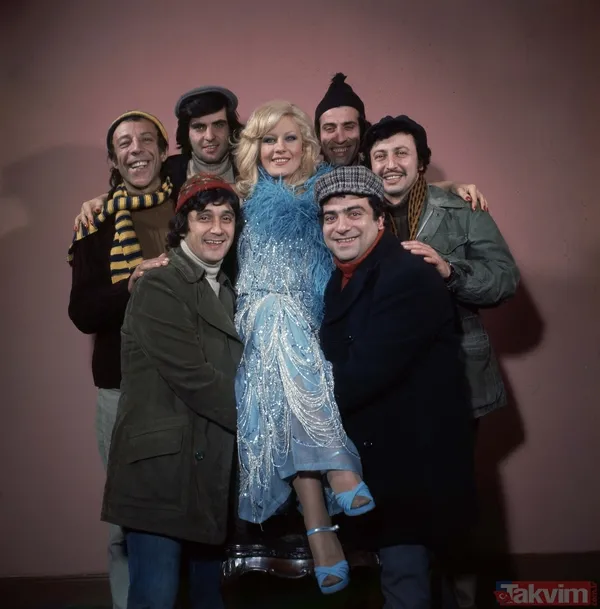 Emel Sayın Kimdir? 1945 Yılının 20 Kasım Günü Sivas'ın Şarkışla İlçesinde Dünyaya Gelen Emel Sayın, 1926'Da Türkiye'ye Göç Eden Bir Muhacir Ailenin Dört...