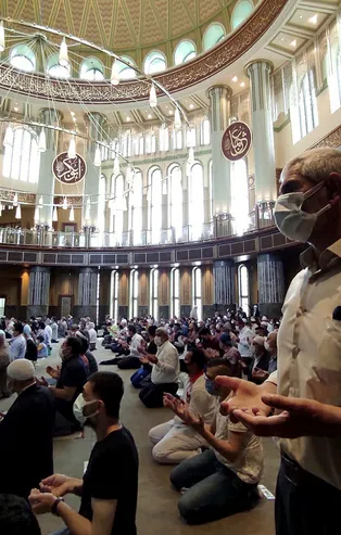 Taksim Camii ikindi namazında da doldu... Mesafe kuralına uyulurken turistler hatıra fotoğrafı çekti