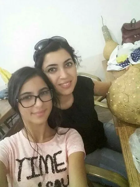 korkunc-ayrinti-27-bicak-darbesiyle-oldurulen-16-yasindaki-yagmur-tayhan-bayramda-katilinin-elini-opmus-1630662081548.jpg Korkunç ayrıntı! 27 bıçak darbesiyle öldürülen 16 yaşındaki Yağmur Tayhan, bayramda katilinin elini öpmüş-5