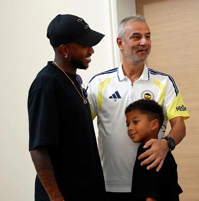 fred-fenerbahceye-veda-etti-aziz-yildirimdan-duygusal-sozler-1786998796586.jpeg Fred Fenerbahçe’ye veda etti! Aziz Yıldırım'dan duygusal sözler-3