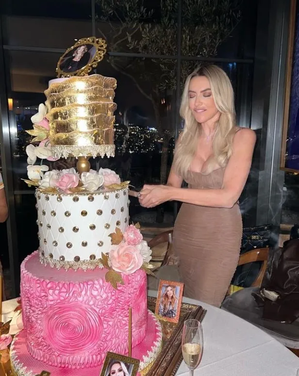 hadise-37-yas-gunu-kutlamasinda-mehmet-dincerlere-guc-gosterisinde-bulundu-olaganustu-kadin-o-benim-1666565956784.jpeg Hadise, 37. yaş günü kutlamasında Mehmet Dinçerler'e güç gösterisinde bulundu! “Olağanüstü kadın, o benim”-1