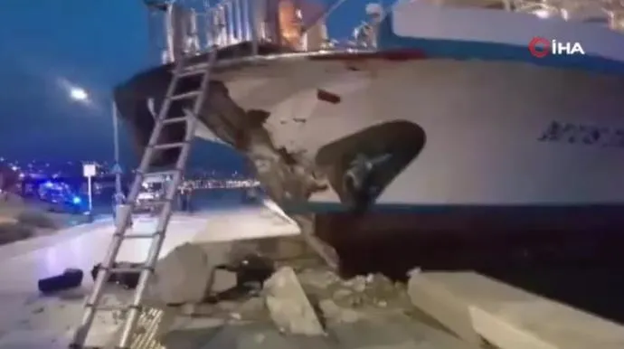 1704816227330.jpeg İzmir'de kaptan rahatsızlandı yolcu vapuru karaya çarptı! A Haber olay yerinde: Son durum ne? Yaralı var mı?-3
