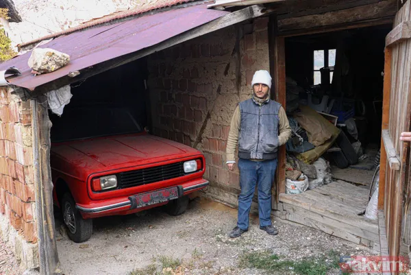 25 civarında da yedek parçalarını kullanmak için elinde hurda Anadol bulunan Aydoğan, bu konudaki hünerini duyanların getirdiği eski araçlarını da yeniliyor.
