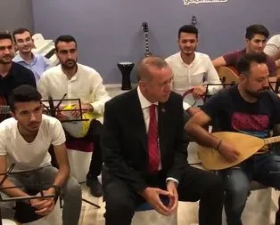 Erdoğan gençlerin türkülerine eşlik etti