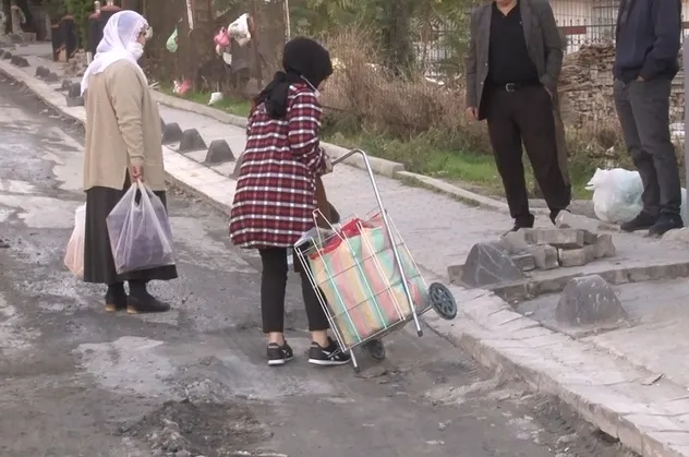 Küçükçekmece'de 1 aydır bitmek bilmeyen İSKİ çalışması vatandaşı isyan ettirdi!