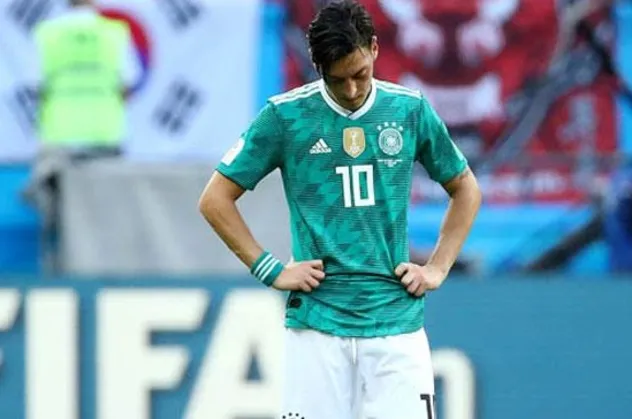 Alman taraftarlar Mesut Özil'e saldırdı