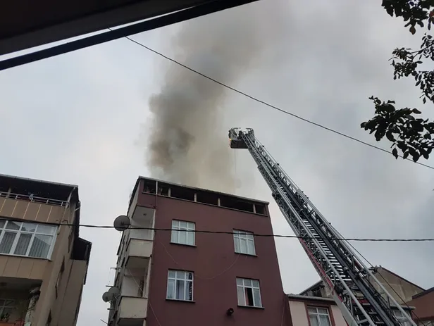 istanbul-esenyurtta-5-katli-binanin-cati-katinda-yangin-1574867992171.jpg İstanbul Esenyurt'ta 5 katlı binanın çatı katında yangın-1