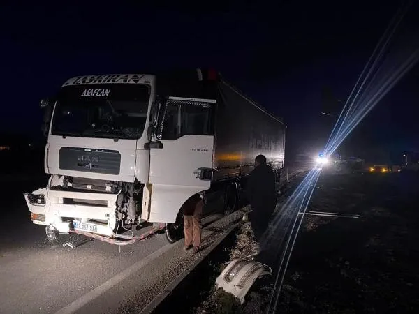 SON DAKİKA: Afyonkarahisar'da feci kaza! Otomobil ile TIR kavşakta çarpıştı: 3 ölü, 2 yaralı-3