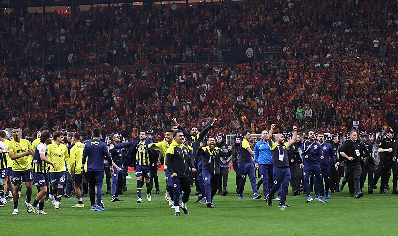Fenerbahçe'de Edin Dzeko'nun Galatasaray maçı sonrası görüntüsü olay oldu! Alkış alan hareket - 6