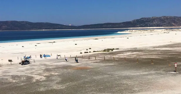Salda Gölü’ne akın eden tatilciler hayran kaldı